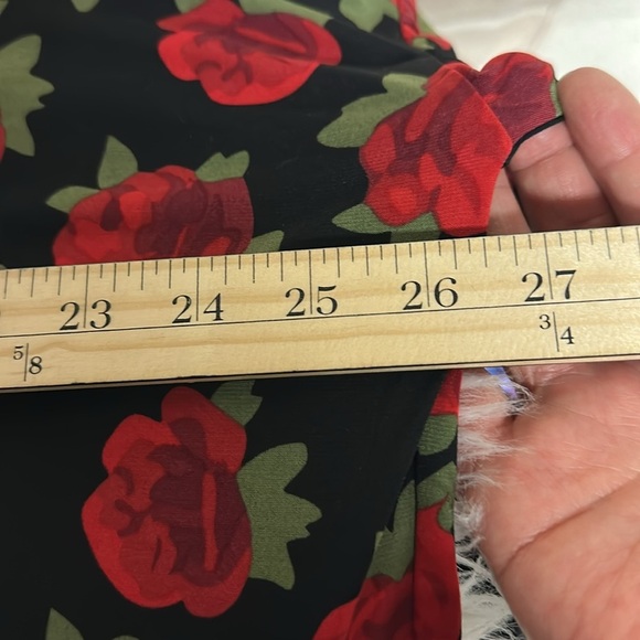 Gorgeous oversized‎ loose fitting black blouse with red roses. - Picture 6 of 8